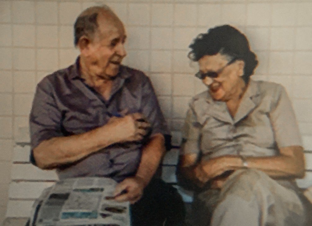 Casal de idosos lendo jornal juntos
