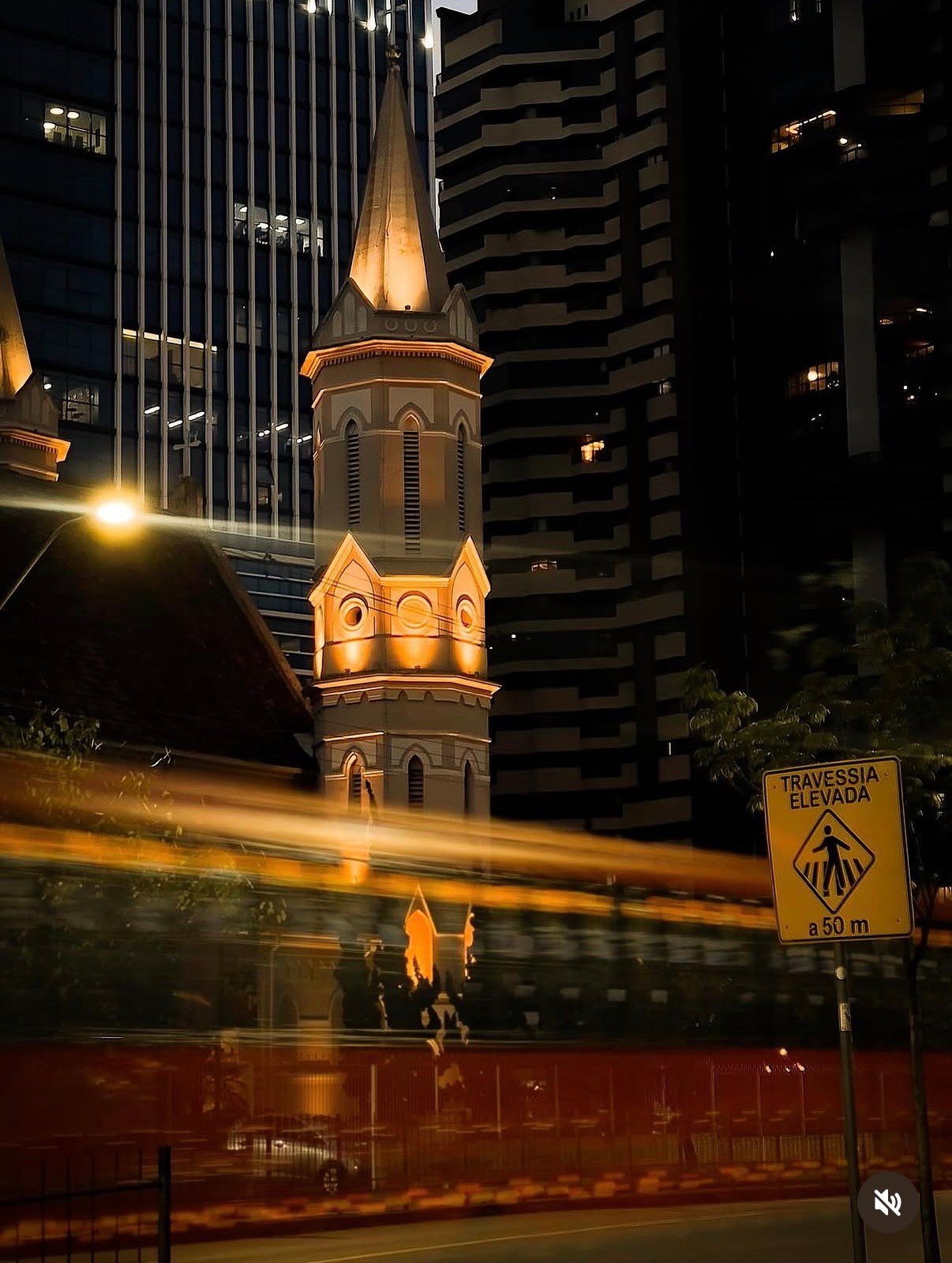 Torre de igreja iluminada em Curitiba à noite